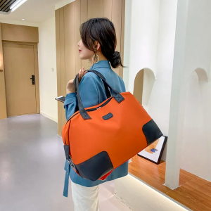 Fashionable new contrasting color one-shoulder portable travel bag with wet and dry separation